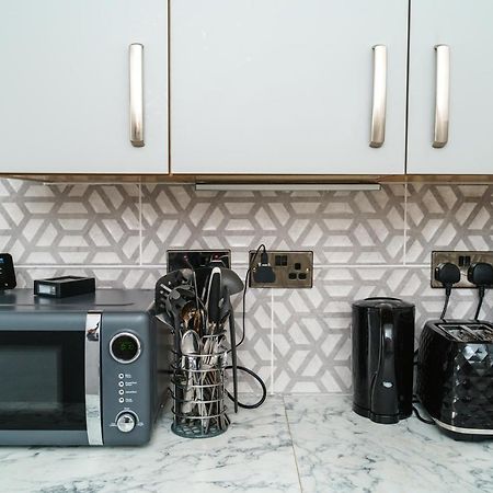 Modern 2 Bed Apartment Close To Westfield Stratford Mall With Garden London Exterior foto